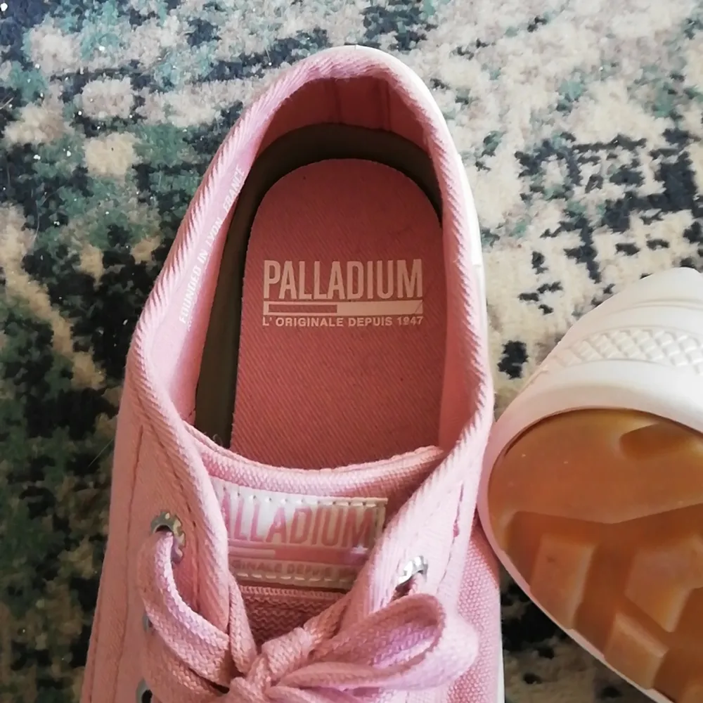 Ljusrosa sneakers från Palladium, helt oanvända. Skor.