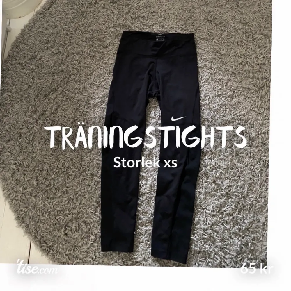 Ett par träningstights från Nike.  Storlek xs Fint skick Köparen betalar frakt. Jeans & Byxor.