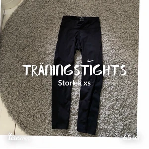 Träningstights Nike - Ett par träningstights från Nike.  Storlek xs Fint skick Köparen betalar frakt
