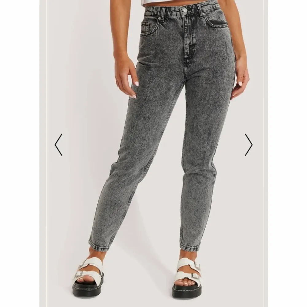 Mom jeans från Na-kd. Använda 2 ggr. Fin grå melerad färg. Säljer då jag inte använder de längre. Köpare står för frakt (66kr). Pris 120kr + 66 = 186kr. Skriv privat för fler bilder.. Jeans & Byxor.