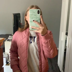 Jacka  - Säljer min rosa bomberjacka från Lindex! Använd fåtal gånger nu är den för liten. Budgivning och köparen står för frakt! Kan även mötas upp runt om i Stockholm gärna Huddinge! Budgivning börjar på 100kr. Buda minst 15kr