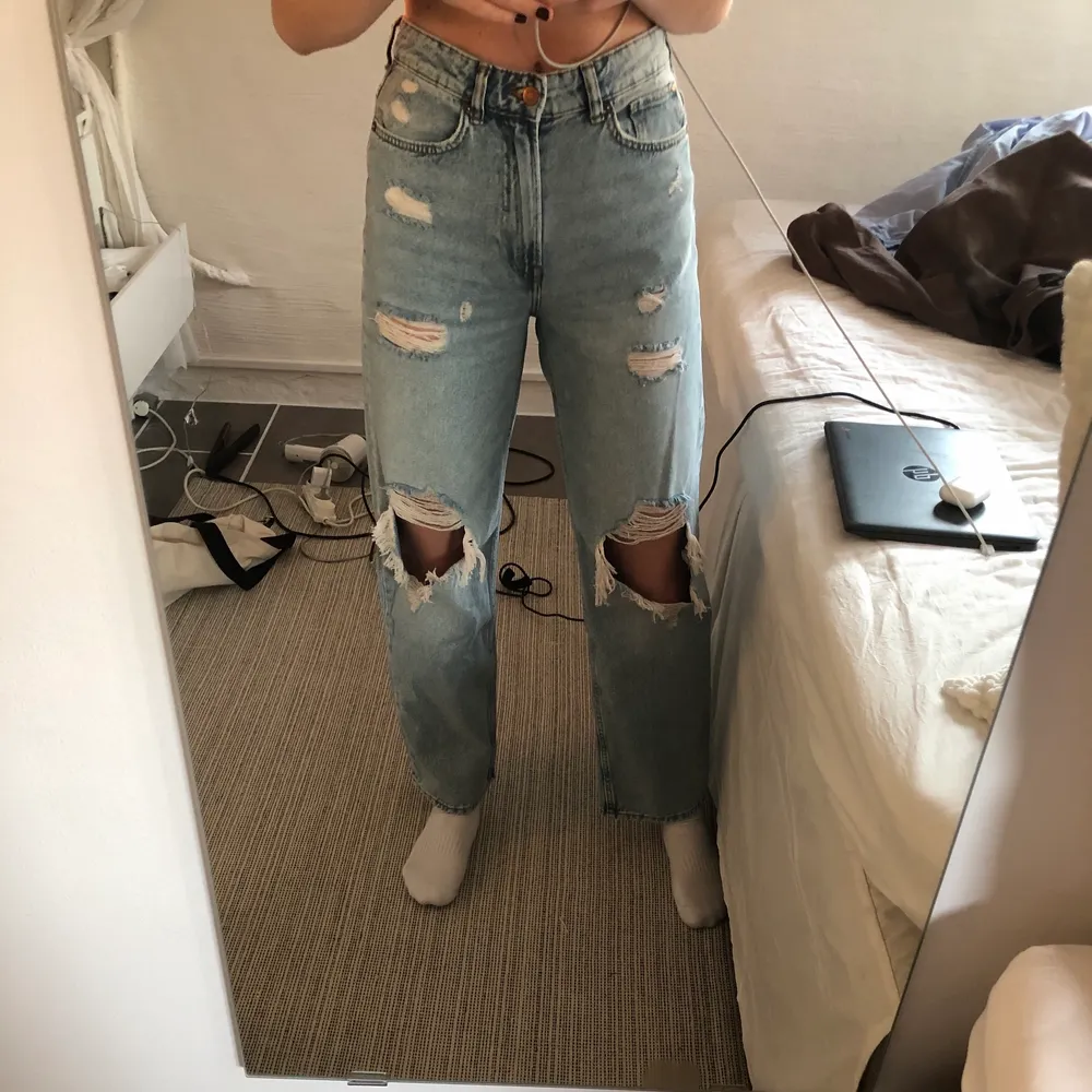 Helt nya jeans från HM, superfina men tyckte hålen va lite för stora🥲 perfekta i längden på mig som är 1,74 lång🥰. Jeans & Byxor.