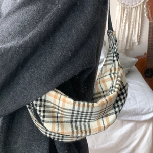 Väska - Fin väska från monki, man kan både ha den över bröstet eller under axeln, sååå fin 🙏💕