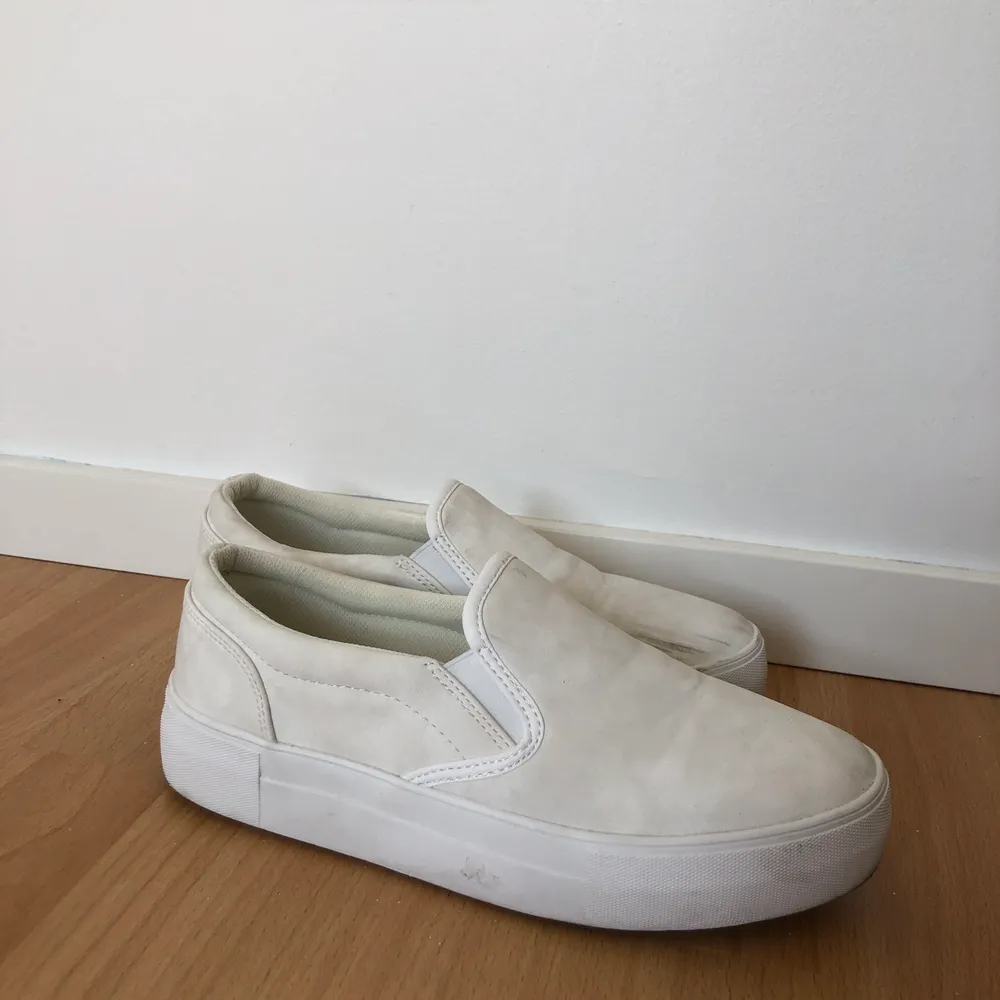 Säljer dessa vita skor från NA-KD i storlek 38. Skorna är i fint skick och är använda ca 4 gånger, jag säljer dessa skor för 100kr. Och jag kommer sårklart gör rent dom innan jag skickar. Köparen står för frakten. Skor.