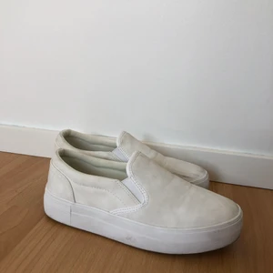 Vita skor från NA-KD i storlek 38 - Säljer dessa vita skor från NA-KD i storlek 38. Skorna är i fint skick och är använda ca 4 gånger, jag säljer dessa skor för 100kr. Och jag kommer sårklart gör rent dom innan jag skickar. Köparen står för frakten
