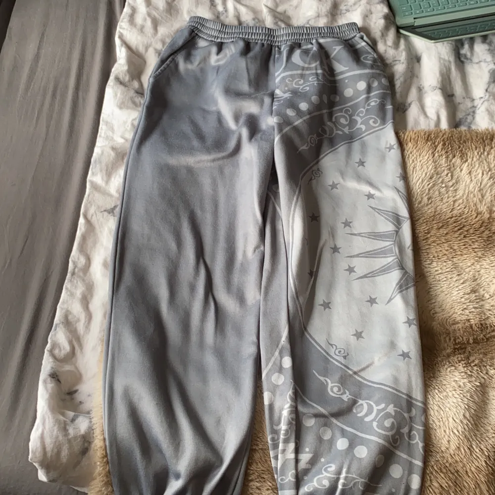 As snygga mjukisbyxor som knappt e använda, storlek M men passar mindre och större så de är töjbara, köpta för ca 400kr och säljes för 200kr. Jeans & Byxor.