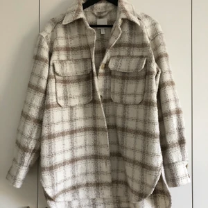 Layover skjorta från HM! - Superfin layover skjorta från HM! Storlek S men passar nog vem som helst. Säljes för 150 kr. Kan mötas i Linköping, eventuellt Stockholm, annars står köpare för frakt 