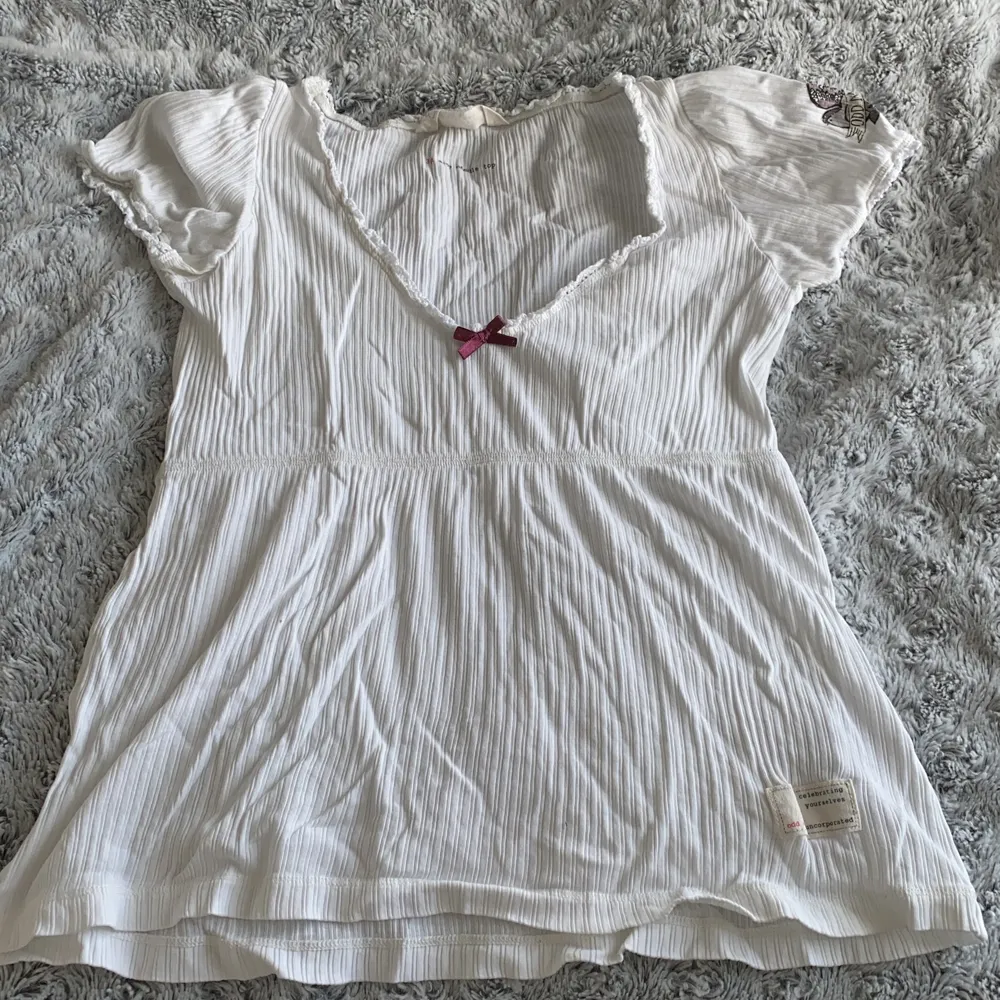 Jättefin odd Molly topp/T-shirt i vit, säljs pga att den inte används längre. Väldigt sparsamt använd. Är i storleken 0 vilket motsvarar XS men passar även en S. Köptes för ca 600kr. (Första bilden är lånad). T-shirts.