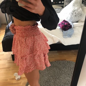 Kjol - Fin kjol i blommigt mönster, med resor i midjan och två lager. Tunt och skönt material.                                Säljer pågrund av att den blivit förstor så håller upp den på bilderna, den är alltså större än vad det ser ut.      Köpare står för eventuell frakt<3