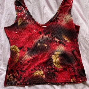 linne - croppad rött mönstrat linne med paljetter, nyskick, passar M, 