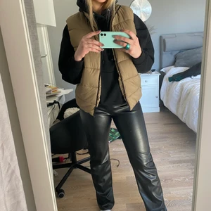 Snygg väst - Riktigt snygg brun väst från Zaras herravdelning. Endast använd en gång, som ny!