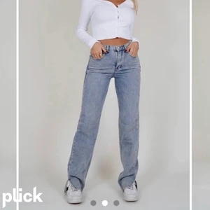 Jeans med slits - Köpta på venderbys för ca 700kr och dessa är slutsålda på hemsidan just nu. Jag är 172cm lång och på mig sitter de lite tight. Skulle vara perfekt på någon mellan 160-167cm. Använda fåtal gånger men jättefint skick. Kan skicka egna bilder privat (pris kan diskuteras)