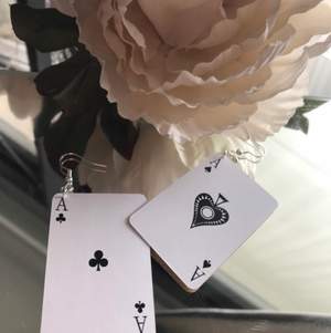 Söta små poker kort örhängen. Finns flera olika kort att välja mellan. Skicka meddelande vid önskemål så går det att ordna! 