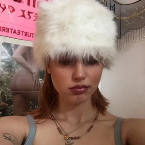 Faux fur mössa - As kattig fusk vit fusk päls mössa, möts i Stockholm men kan ävne frakta<3