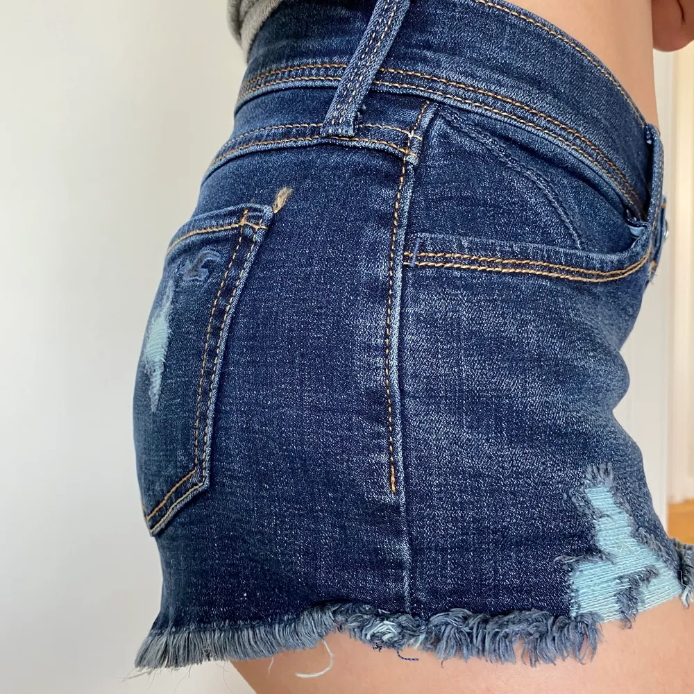 Hollister mörkblåa shorts i storlek 00 w23! Super bra skick💞 kan skicka flera bilder om behövs . Shorts.