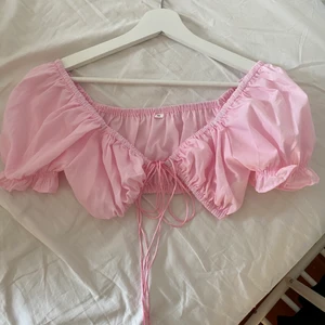 Topp  - Supergullig rosa topp i storlek S💕 Aldrig använd. Stretchig och man kan knyta hur man vill💕