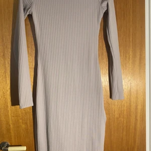 Klänning - Använd en gång, slits längst benen. Frakten står kunden för.