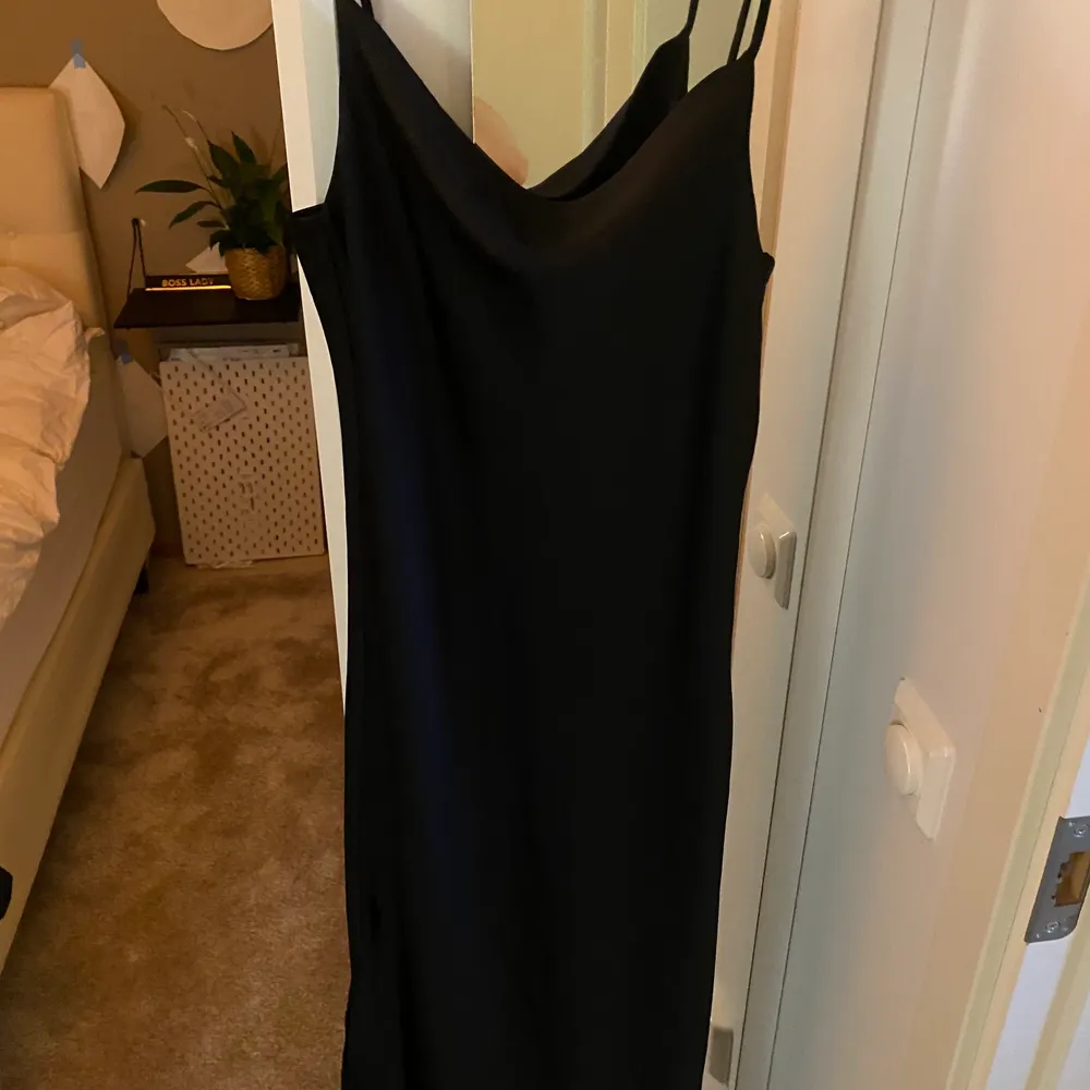 en lång klänning i ett slags silke material. säljer då den inte passar💕💕 väldigt fin dock!! köpt på cubus, tajt runt brösten om man har lite större, om det önskas kan jag mäta klänningen om man vill veta hur lång den är💕. Klänningar.