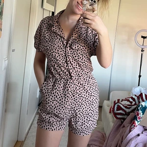 Gina tricot romper - Gina tricot romper i storlek 34(XS). Näst helt oanvänd i superbra skick! Kolla min profil ✌🏻💞🥰