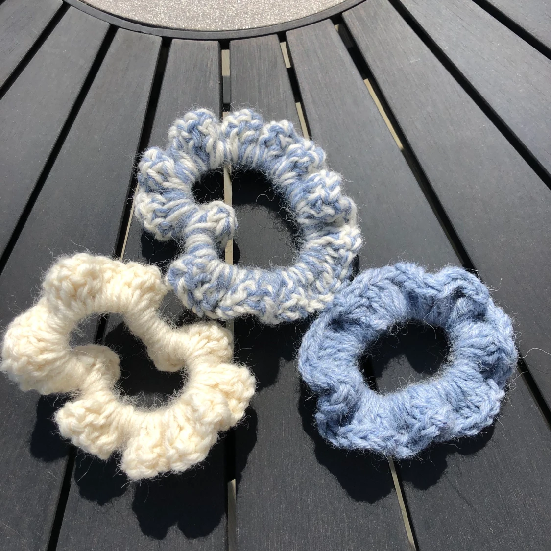 Blå och vita scrunchies