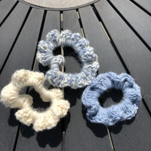 Blå och vita scrunchies  - Tre st scrunchies i blått och vitt.                                                
