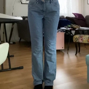 Jeans  - Bra skick passar 34-38 beroende på hur man vill att dom ska sitta 🤍