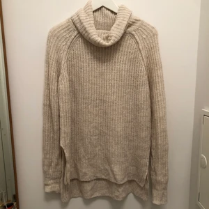 Stickad polo klänning/tröja med slits - Mjuk och skön polo som antingen går att ha som längre tröja eller som ish klänning/tunika. Jag är 160 cm lång och den är verkligen ett mellanting för mig. Den har slits på båda sidorna och är i storlek XS 🌼