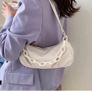 Vit baguette väska - Säljer denna extremt fina axelväska med avtagbar kedja! Endast använd en gång så i nyskick! Budgivning! Har ett fack inuti med dragkedja och själva väskan stängs med dragkedja. 