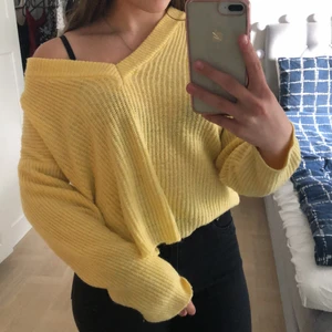 Stickad gul tröja - En super gullig stickad tröja som är luftig. Den är V-ringad ifram så man kan ha lite hur man vill. Storleken är XS men funkar som S också. Den är använd 2-3 gånger och är i ett gott skick. Frakten tillkommer!