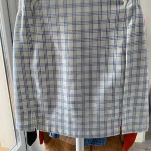 Kort kjol stl xs - Fint kjol i stl xs randig blå med ljust beige 