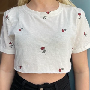Blommig magtröja - Fin magtröja med röda rosor på från Bershka. Använt några gånger. 