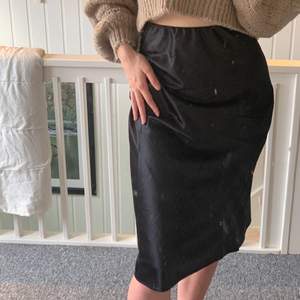 En lång svart satin kjol från Chiquelle som tuyvärr aldrig används längre. Köptes för två sommar sen och bara används 2 gånger. Original pris 400 kr. Lite använt skick. Köparen står för frakt 💕 Buda eller kontakta mig vid pris