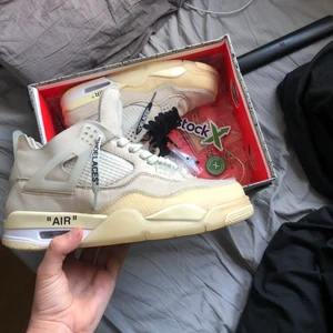 Off-White Air Jordan 4 Strlk 44 - Jordan 4 Off-White storlek: Womens US 11,5 / EU 44 Köpta från StockX använda några gånger.  Condition: 8/10 Lowest ask ca 2500$ nya på StockX. Priset går att diskutera. Tar trades och möts upp i uppsala