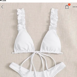 Bikini - Jätte söt vit bikini överdel! Aldrig använd då den var för liten, skulle säga att den passar B/C kupa!!💕💕💕