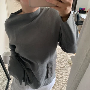 Super ball grågrön tröja från zara - Super ball grågrön tröja från zara med fickor som detalj. Stl s/m endast använd två gånger