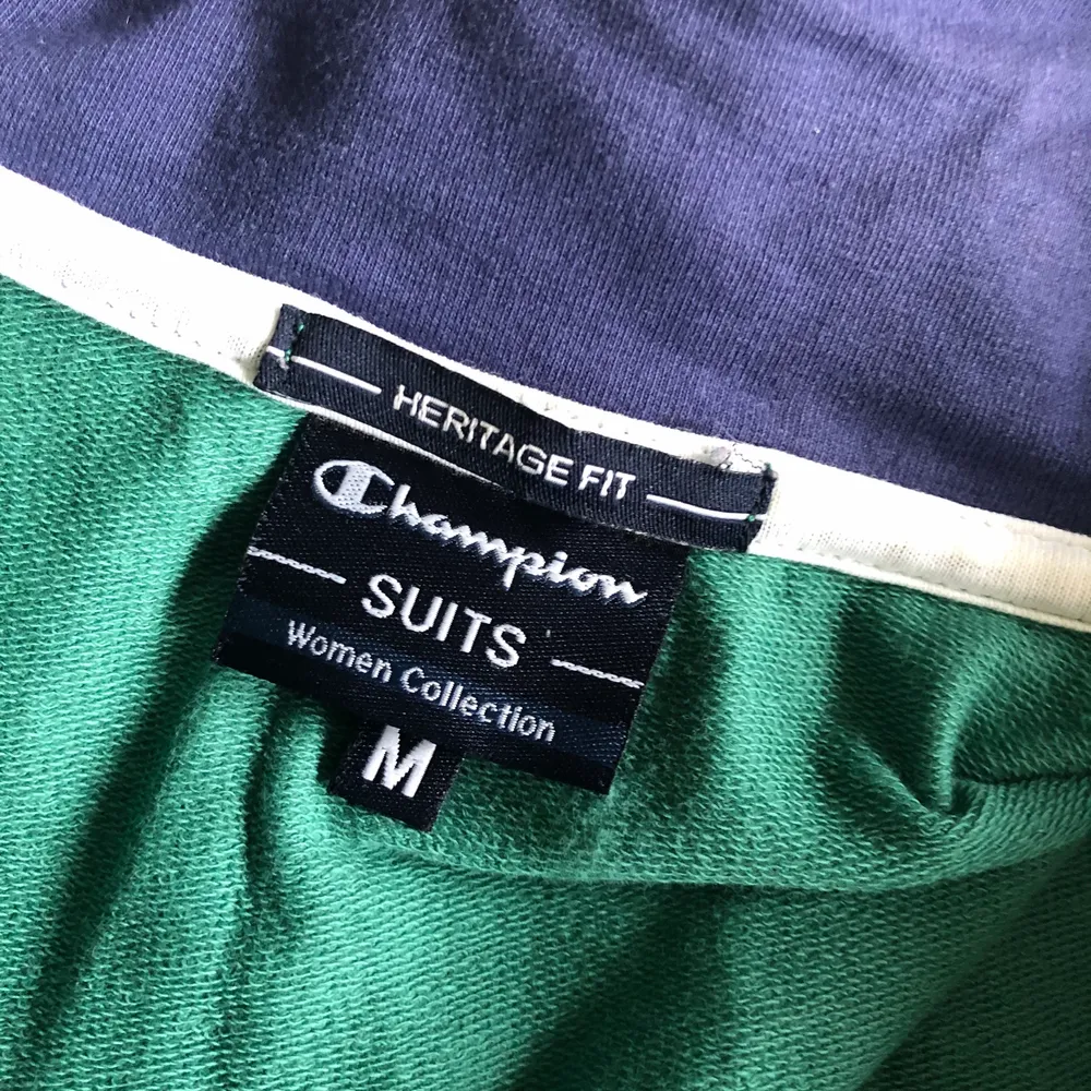 Grön zipup tröja med mörkblåa detaljer från champion. Den är i storlek M men skulle säga att den passar även xs och s beroende på hur man vill ha den👍🏻🤩 köparen står för frakt.. Tröjor & Koftor.