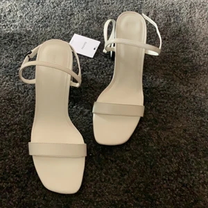 Bershka klackar - Oanvända vita klackar från bershka. Endast testade i någon minut. Nypris 250kr