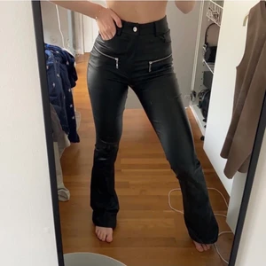 Skinnbyxor  - Skinnbyxor från NAKD. Dessa skinnbyxor är mer åt det matta hållet än glansigt skinn. Storlek 32. Passar en XXS och en XS!!! Köpare står för frakten 