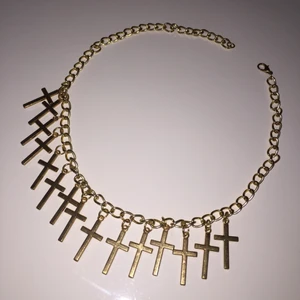 Halsband med hängen - Guldfärgade. Längd ca 48cm. Oanvänd