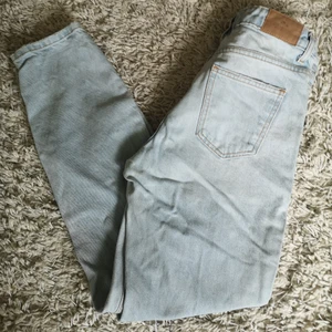 Jeans från Zara - Jeans från Zara i ljus tvätt💙 Mid-waist och raka i passformen med en "sliten look" 💙 Passar en person som är ca 160 eller under💙