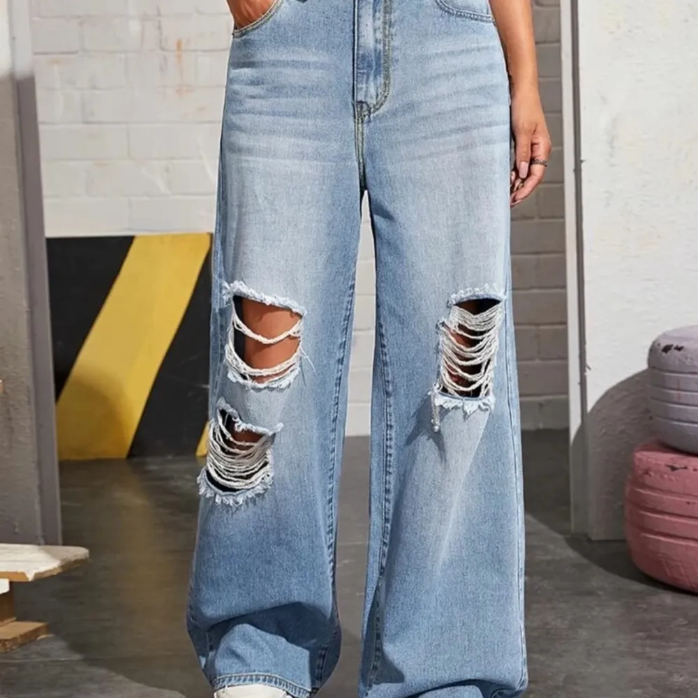 Säljer dessa ljusblå wide jeans från shein. Aldrig använda så inga fläckar osv. Skriv för fler bilder. Frakten är ca 62 kr. Jeans & Byxor.