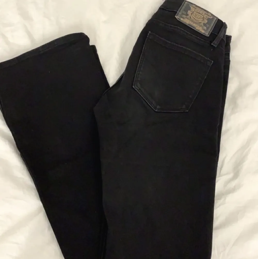 Ett par så fina svarta bootcut jeans från Crocker! Säljer då dom blivit försmå😇 Stl W26 L35. Jeans & Byxor.