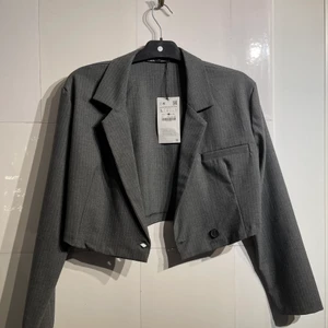 Croppad kavaj från Zara storlek L men mer som en M - Aldrig använd så i nyskick! 200 kr med inkluderad frakt. 