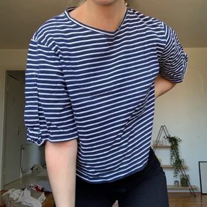 T-shirt perfekt till sommaren - Enkel randig t-shirt. Bra kvalité då tyget är av de tjockare laget. Ärmarna går att vika upp och dra åt. 🌼🌼