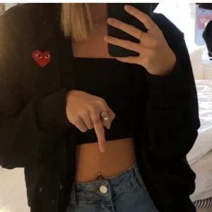 Cdg-hoodie - Säljer min äkta, knappt använda CDG hoodie i storlek S (lite oversized). (Köpt för ca 2500)❤️🖤 tveka inte att höra av dig om du har någon fråga!