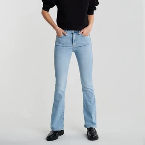 Flare jeans - Så fina till sommaren!! Slutsålda i storlek 34 💗 Nypris 500 kr <3 Bara använda några ggr men lite fransade där nere då de är lite långa för mig (är 160) 🖤