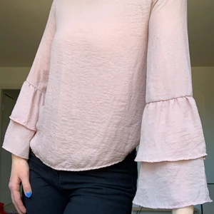 Sommarblus med knyt i nacken 💕 - Jättefin blus med volangärmar och knyt i backen. Puderrosa färg 🌸