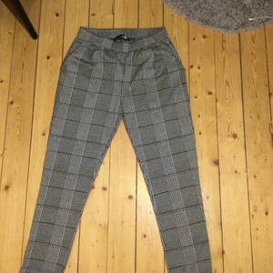 Byxor i stl S - Ett gråa mjukis/ finbyxor❤️❤️Är väldigt bekväma. Dem är stora i storleken!