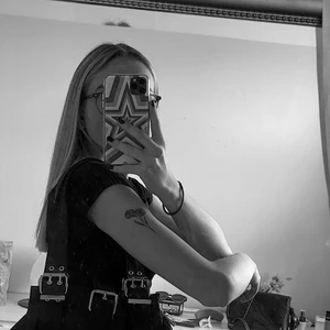 90’s bag!! - Säljer min oanvända ”90’s bag” som jag fick i julklapp då jag aldrig använder den tyvärr! Superfint skick då jag inte använt den❤️. Budgivning på denna som startar på 80kr