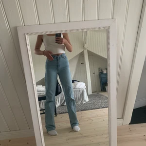 Weekday jeans - Blåa jeans från weekday i modellen rowe. De är i bra skick och är köpta för ca 1 år sedan. Jag är 173 cm lång och jeansen är i storlek 25/32💗 150kr plus frakt!